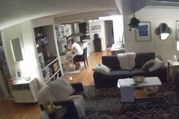 SEDEO JE SA SVOJOM BEBOM, A ONDA JE POČELO STRAŠNO DRMANJE: Svi u šoku gledaju šta je ovaj otac na kraju uradio