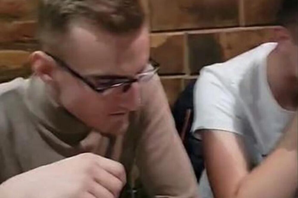 PRESEO IM MEZETLUK U BEOGRADSKOJ KAFANI:Mladići naručili PRŠUTU, a stigao im ZELENIŠ koji su PAPRENO PLATILI! VIDEO