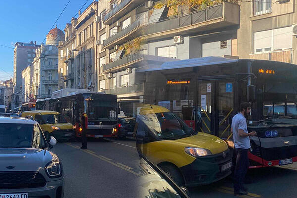 TOTALNI KOLAPS U SVETOGORSKOJ: Sudarili se autobus na liniji 65 i kombi, BUKVALNO SVE STOJI! (FOTO)