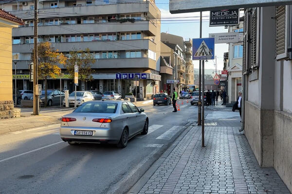 ČOVEK IDE ULICOM I NASUMIČNO PRSKA LJUDE BIBER SPREJOM: Šok u centru Čačka