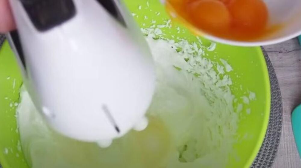 Jaja u smesi za kolač sa čokoladom i bananama