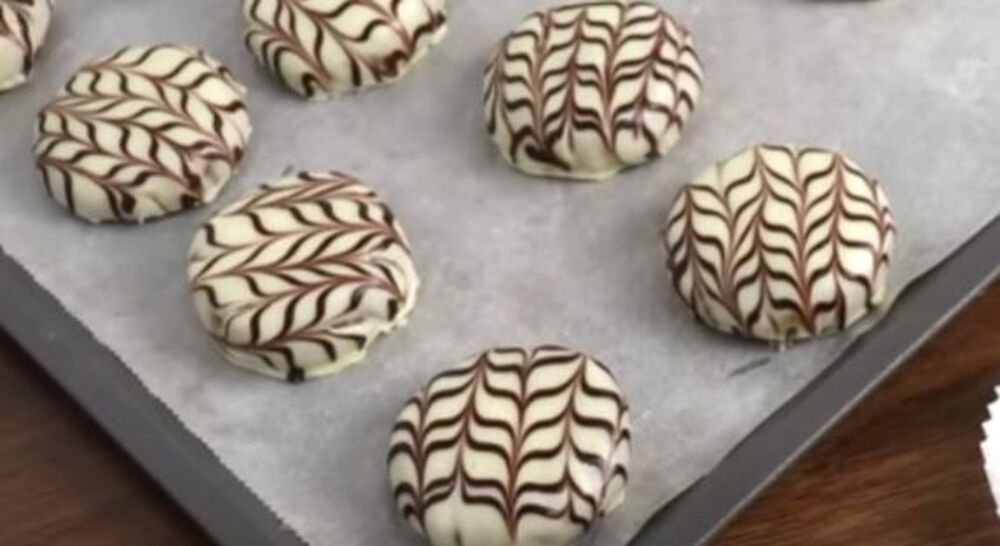 Sitni kolači sa čokoladom i kokosom na papiru za pečenje