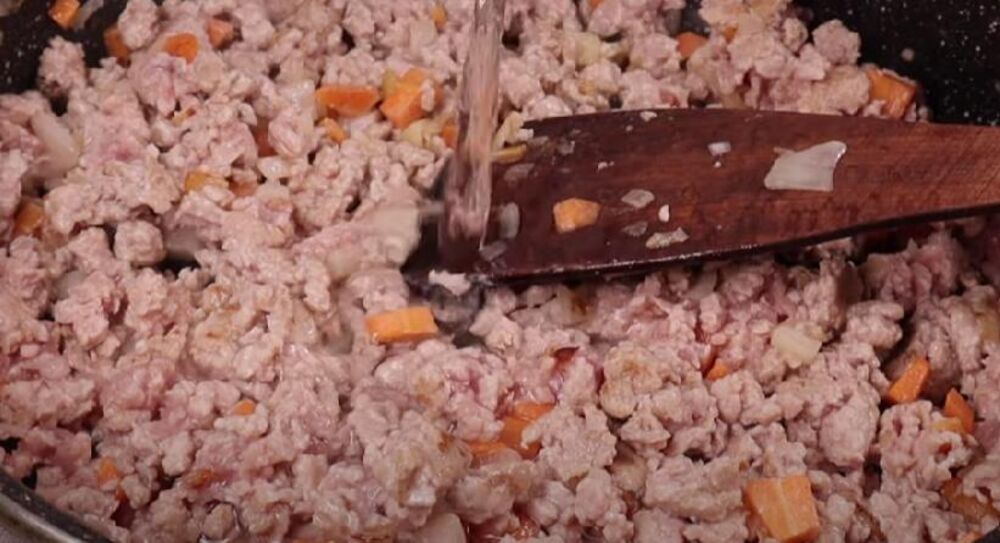 Dinstanje mesa za bugarsku musaku