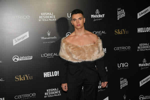 SRBI ĆE POLUDETI KADA VIDE ŠTA JE ON OBUKAO: Krzno, šminka, a dole sve CRNO, ovo SVI MORAJU DA POGLEDAJU (FOTO)