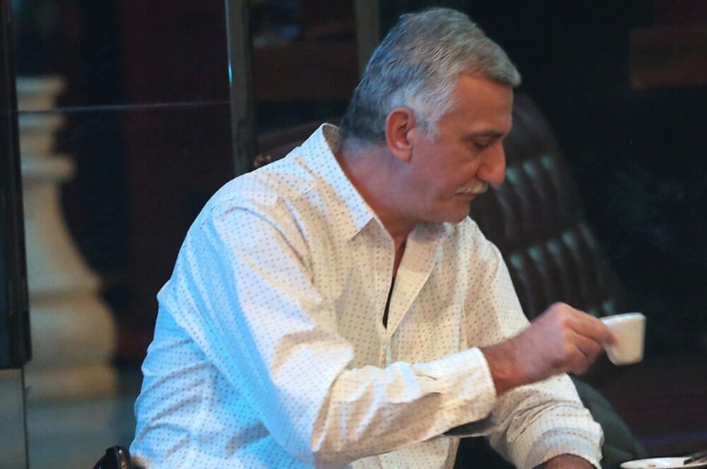 On je u vezi s ženom koja je 24 godine mlađa od njega