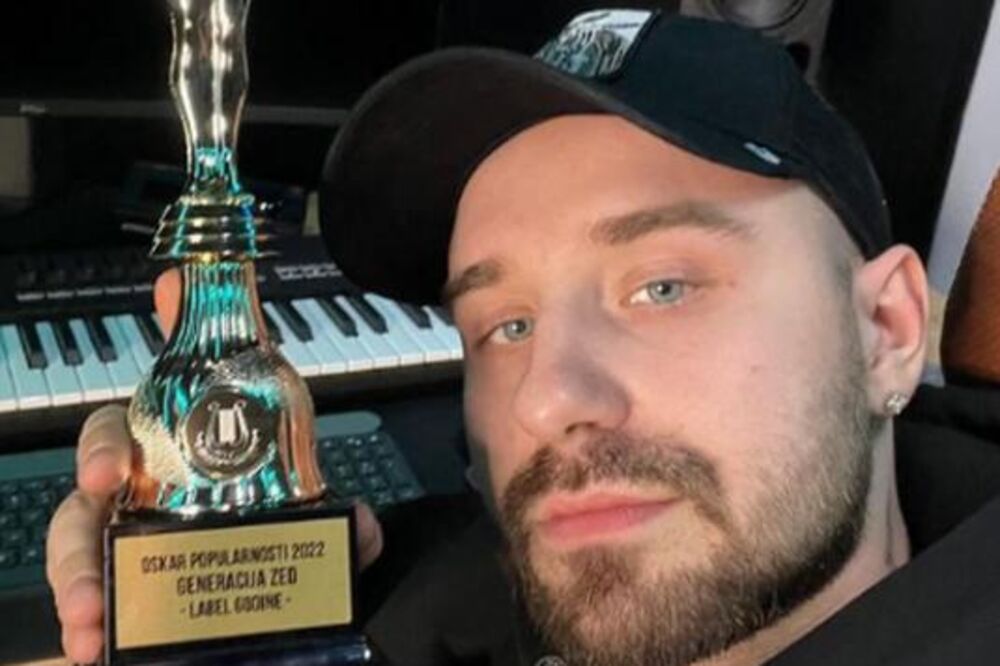 POGORŠALO SE ZDRAVSTVENO STANJE NAŠEG MUZIČARA! Gubi VID, evo o čemu je reč: OBRATITE PAŽNJU NA SIMPTOME