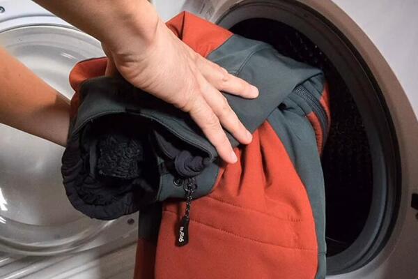 AKO OVAKO OPERETE JAKNE U VEŠ MAŠINI SIGURNO IH NEĆETE UPROPASTITI, A UŠTEDEĆETE: Ne BACATE PARE na hemijsko