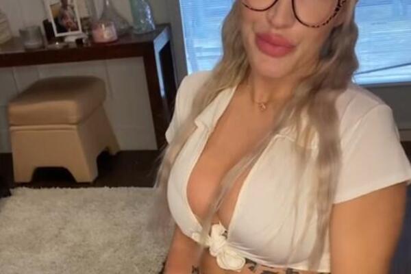 UČITELJICI PLATA BILA MALO, PA REŠILA DA SE SKINE: Zbog svog ponašanja dobila OTKAZ ali to je ne sprečava da se...