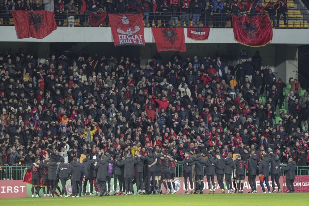 Slavlje fudbalera i navijača Albanije