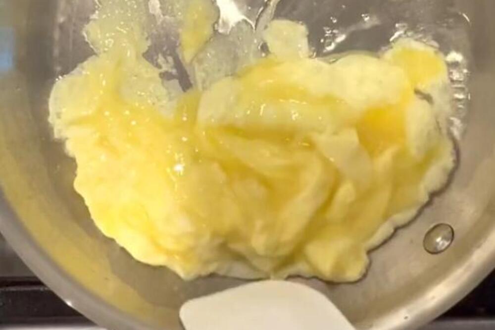 SIPALA JE VODU U TIGANJ PRE PRŽENJA I OSTALA U ŠOKU: Sve domaćice su joj beskrajno zahvalna na ovom triku (VIDEO)