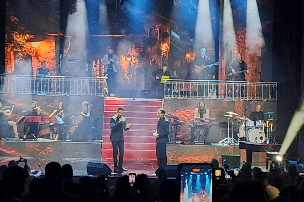 OVO JE NAJEMOTIVNIJI MOMENAT NA KONCERTU PEĐE JOVANOVIĆA: Njegov brat blizanac izašao na binu, PA ZAJEDNO ZAPEVALI