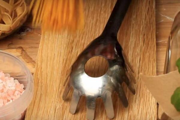 SAMO PROFESIONALNI KUVARI ZNAJU ČEMU SLUŽI RUPA NA KAŠIKI: Ovo je jako važno, trik koji se pamti zauvek