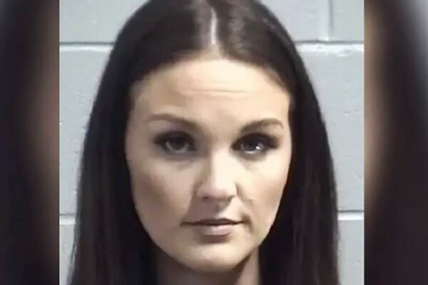 POHOTNA UČITELJICA IZ HRIŠĆANSKE ŠKOLE ZAVELA UČENIKA, IMALA SA NJIM ODNOS: Detalj iz njene biografije je BIZARAN!