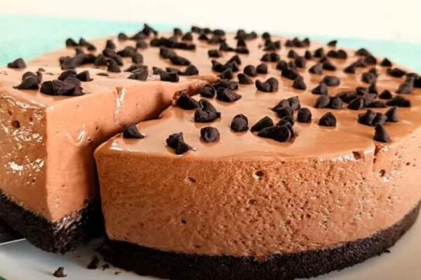 PENASTA ČOKOLADNA TORTA KOJA SE TOPI U USTIMA: Recept je JEDNOSTAVAN, a gosti će samo tražiti REPETE