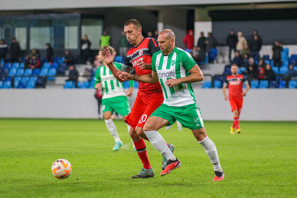 Nemanja Kojić (desno) u dresu Loznice na utakmici protiv Vrelo Sporta