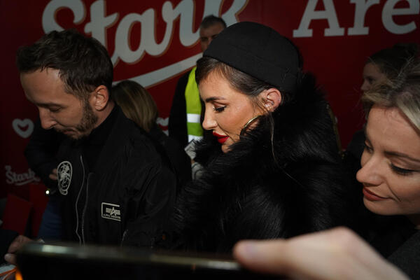 KO JE OVA ŽENA? Krila se od MEDIJA, umontana u BUNDU: Beograđani je u čudu GLEDALI