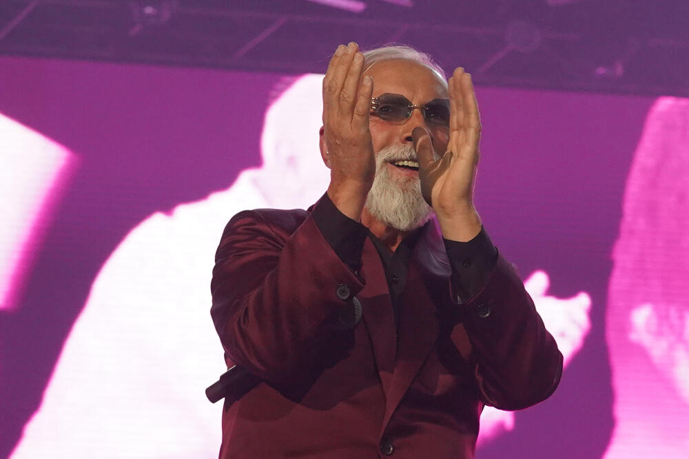 JUČERAŠNJI GOST NA MERLINOVOM KONCERTU JE SIN LEGENDARNOG PEVAČA: Njegovog oca ste OBOŽAVALI, naslednika ćete tek!