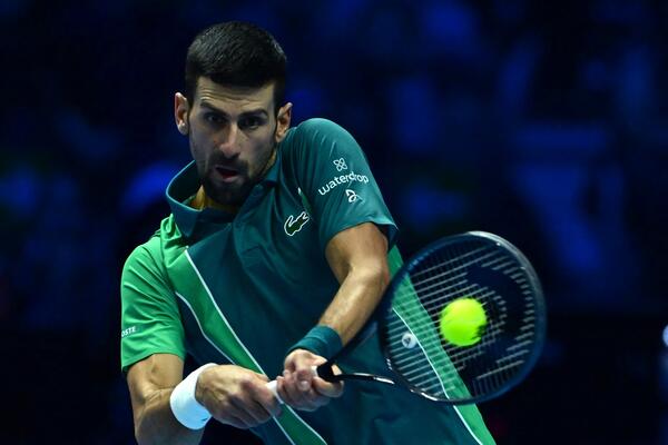 BIVŠI SELEKTOR ITALIJE GLEDA ĐOKOVIĆA! Čuveni fudbaler i strateg na Novakovom meču (VIDEO)