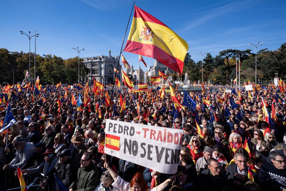 MADRID NA NOGAMA ZBOG SANČEZA: Oko 170.000 ljudi na najvećem protestu protiv ŠPANSKOG PREDSEDNIKA (FOTO)