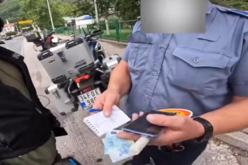 PRVO IM NAPISAO KAZNU, A ONDA JE VIDEO NOVČANICU OD 20 EVRA: Bosanac policajac uzima mito, GLEDAJTE (VIDEO)