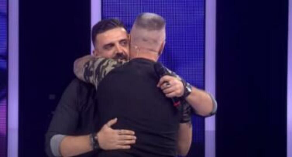 Đorđe David skočio sa stolice i poljubio Cecu pred svima