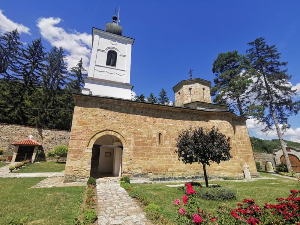Pravi dragulj ovog mesta jeste manastir Drača podignut krajem 13. veka.