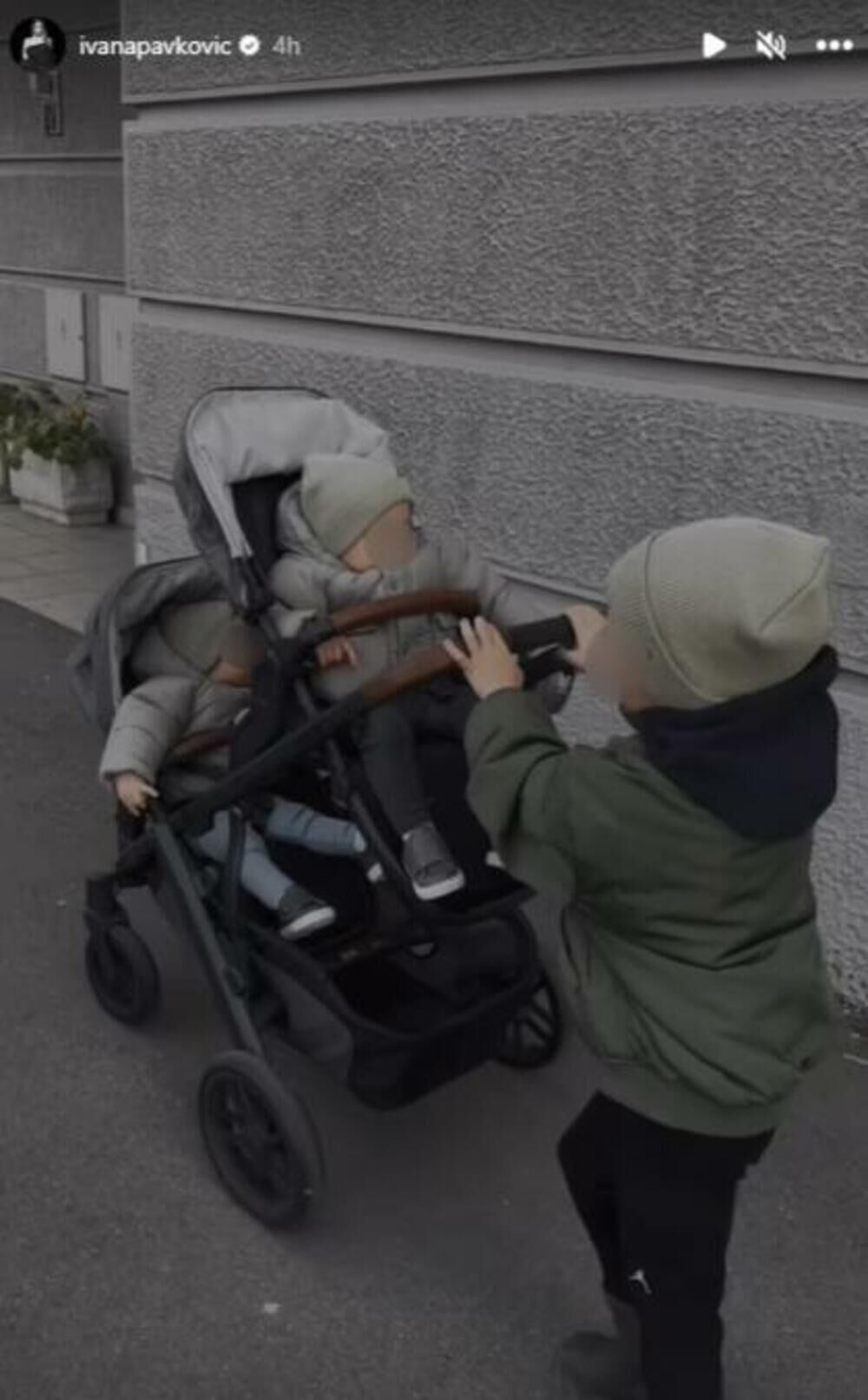 Vujadin šeta svoju braću blizance