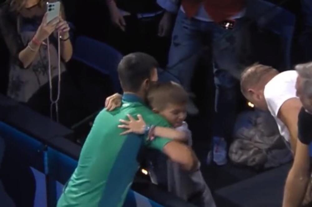 OVAJ SNIMAK TOPI I NAJTVRĐA SRCA: Đoković u emotivnom zagrljaju sa Stefanom i Tarom posle titule u Torinu! (VIDEO)