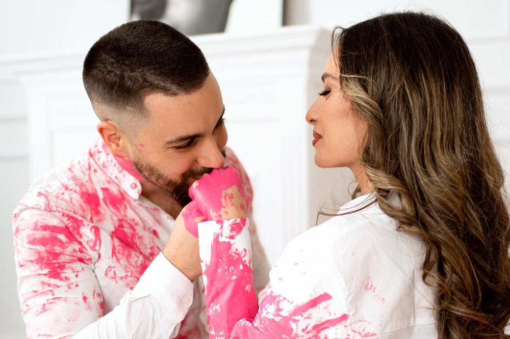 DA LI JE MOGUĆE? Voditelj čeka PRVO DETE, a svi ga obožavaju zbog HUMORA: Malo ko zna šta sve IMA OD ŠKOLE, CAR