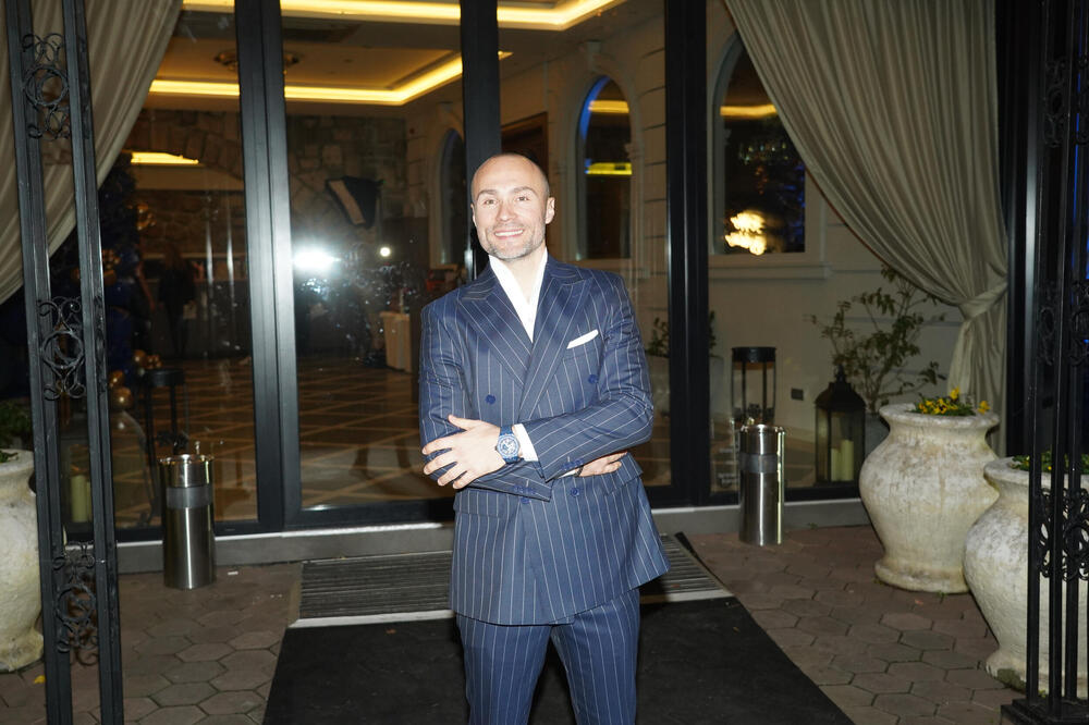 OVA FATALNA PLAVUŠA JE DEVOJKA ACE SOFRONIJEVIĆA: Svi kažu da je PRELEPA, a evo čime se ona BAVI