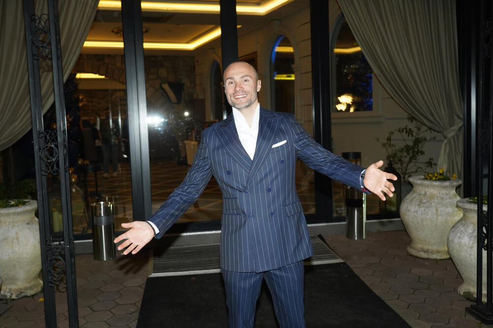 PRVI HARMONIKAŠ SRBIJE PROGOVORIO O PZE I IZJAVOM ŠOKIRAO NACIJU: "Da sviram sa LISTOM između nogu?"