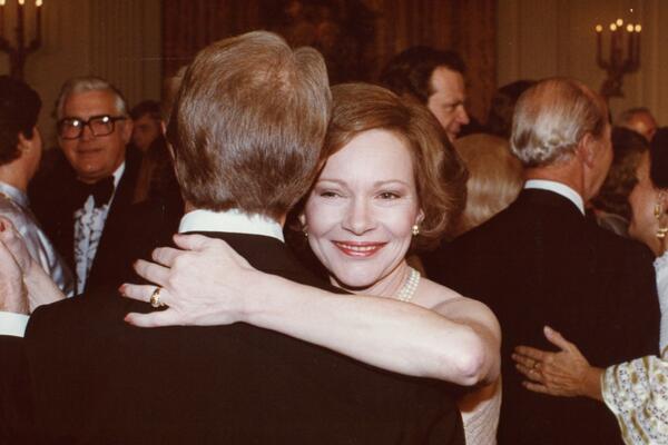 BIVŠI PREDSEDNIK AMERIKE SE POTRESNIM REČIMA OPROSTIO OD SUPRUGE: Njegove dirljive reči će vam RAZORITI SRCE...