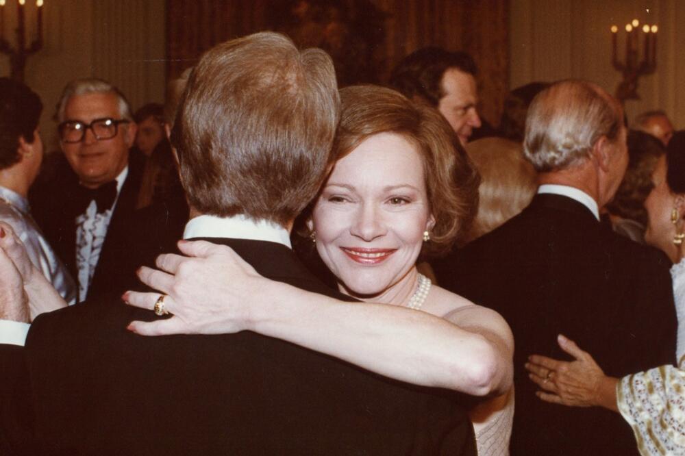 BIVŠI PREDSEDNIK AMERIKE SE POTRESNIM REČIMA OPROSTIO OD SUPRUGE: Njegove dirljive reči će vam RAZORITI SRCE...