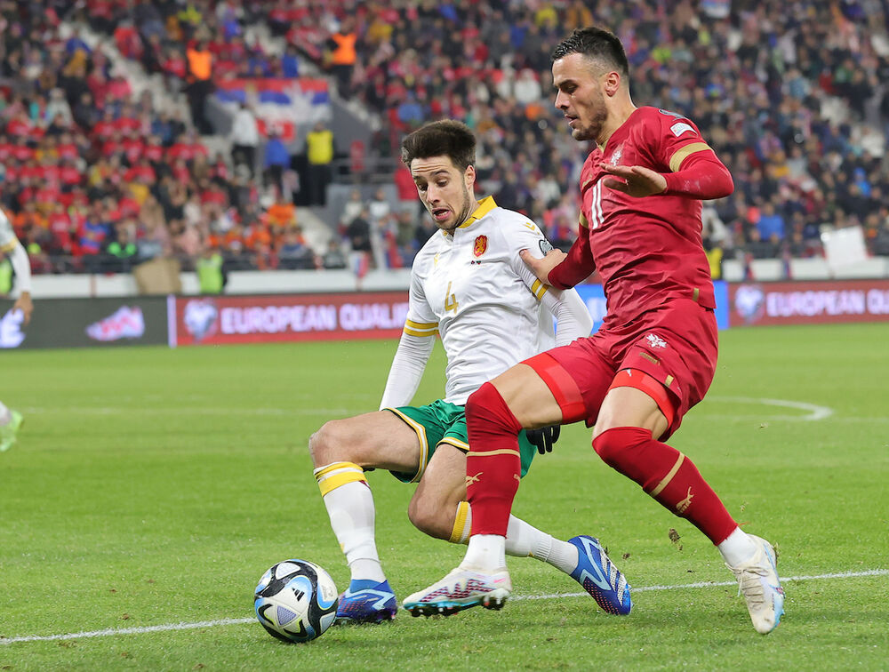 Filip Kostić (desno) na utakmici Srbije i Bugarske