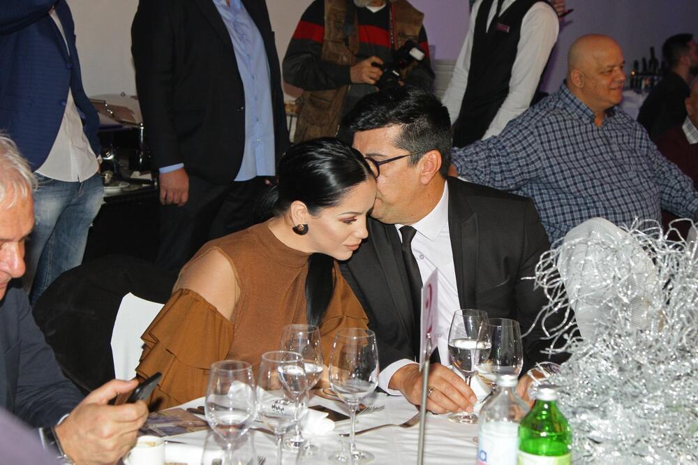 PEJA OPLEO PO 25 GODINA MLAĐOJ BIVŠOJ ŽENI: Objasnio kakvo je bilo STANJE U BRAKU, vodio je SVUDA