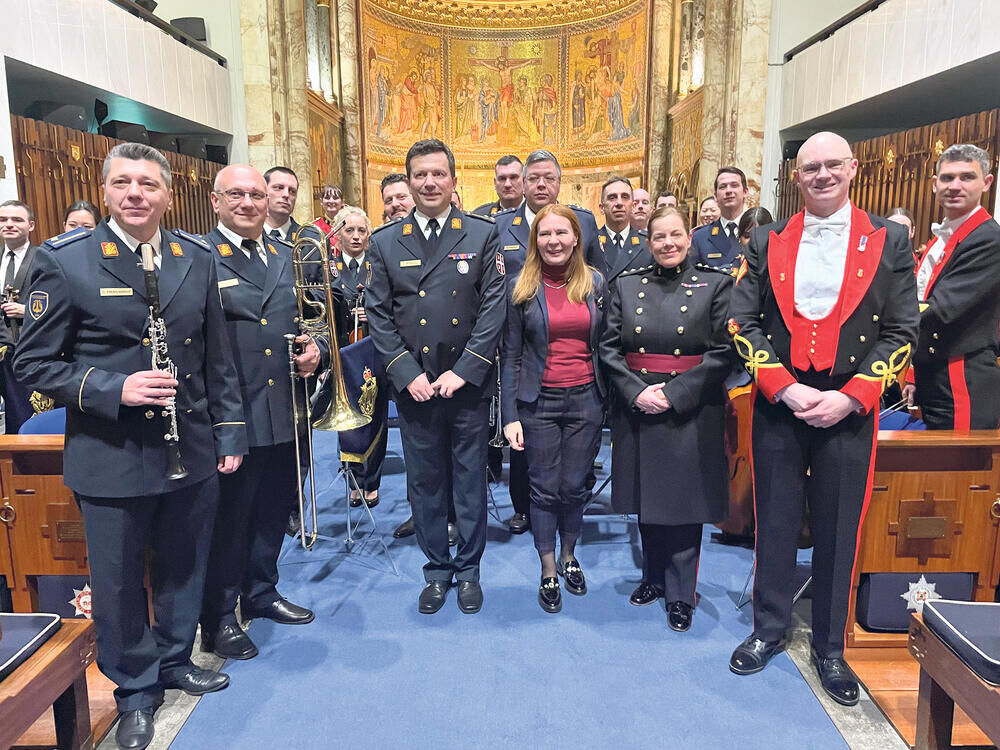 ČLANOVI ANSAMBLA 'BINIČKI' SA KOLEGAMA IZ UJEDINJENOG KRALJEVSTVA