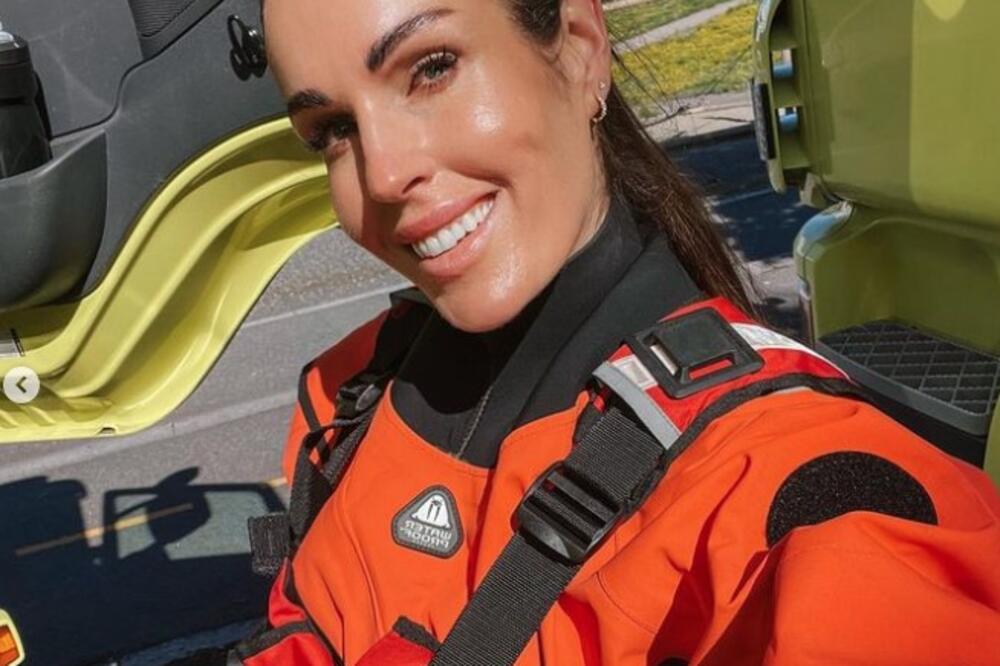 MUŠKARCIMA ĆE SRCE PREPUĆI KADA ČUJU: Najvrelija vatrogaskinja SKINULA UNIFORMU, sada nudi OVE USLUGE (FOTO)