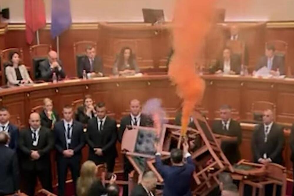 SRAMAN PRIZOR NA SEDNICI PARLAMENTA ALBANIJE, OPŠTE RASULO: Poslanici palili BAKLJE, pale i teške PROZIVKE (VIDEO)
