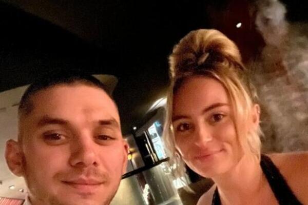 NAPRAVILI SELFI U RESTORANU, PA UHVATILI NEŠTO JEZIVO U POZDADINI: Niko NEMA OBJAŠNJENJE za ovu pojavu