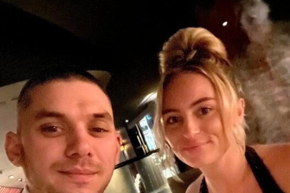 NAPRAVILI SELFI U RESTORANU, PA UHVATILI NEŠTO JEZIVO U POZDADINI: Niko NEMA OBJAŠNJENJE za ovu pojavu