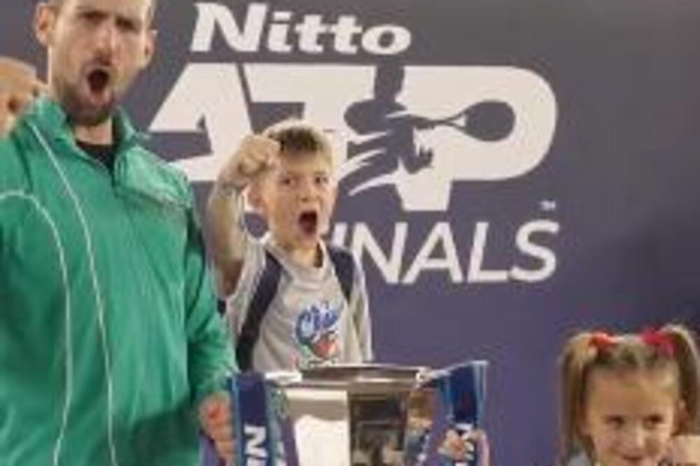 NOVAK JE PRVO NJIMA POLETEO U ZAGRLJAJ: A pogledajte kako su Stefan i Tara imitirali tatino slavlje! (VIDEO)