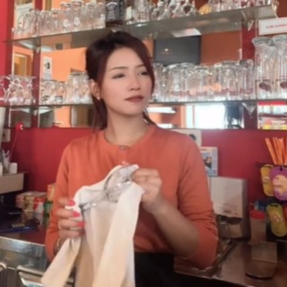 Devojka, Kafić, Sisak