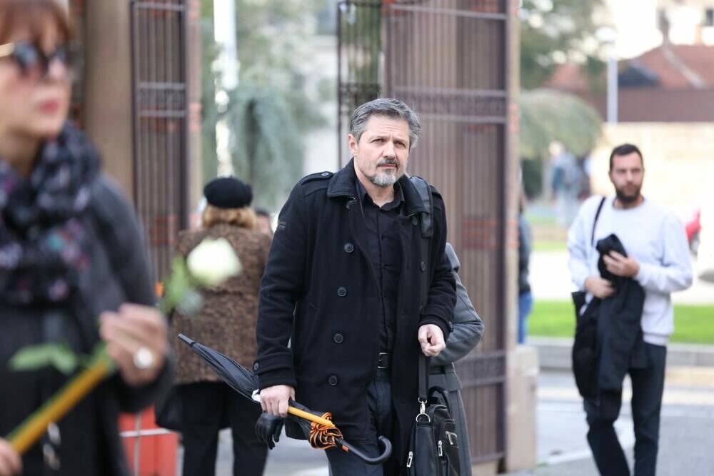 Nakon govora Nebojše Dugalića supruga Anita se trudila da ostane pribrana, a onda je počela pesma 'Sve što želim u ovom trenutku'