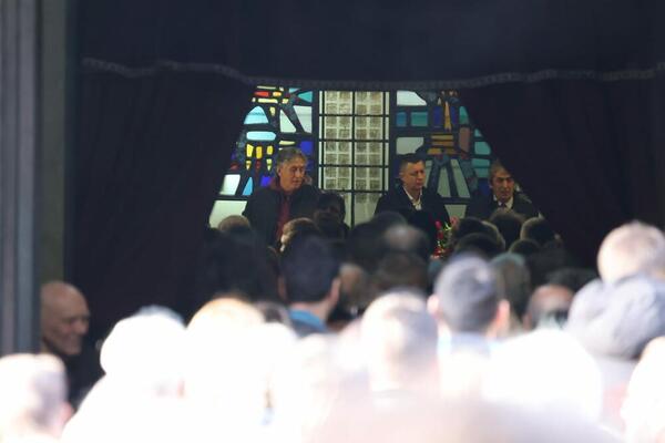 OVE PESME SE ČUJU NA ISPRAĆAJU ŽARKA LAUŠEVIĆA: Glumčev KLASNI DRUG došao da se ZAUVEK oprosti od njega