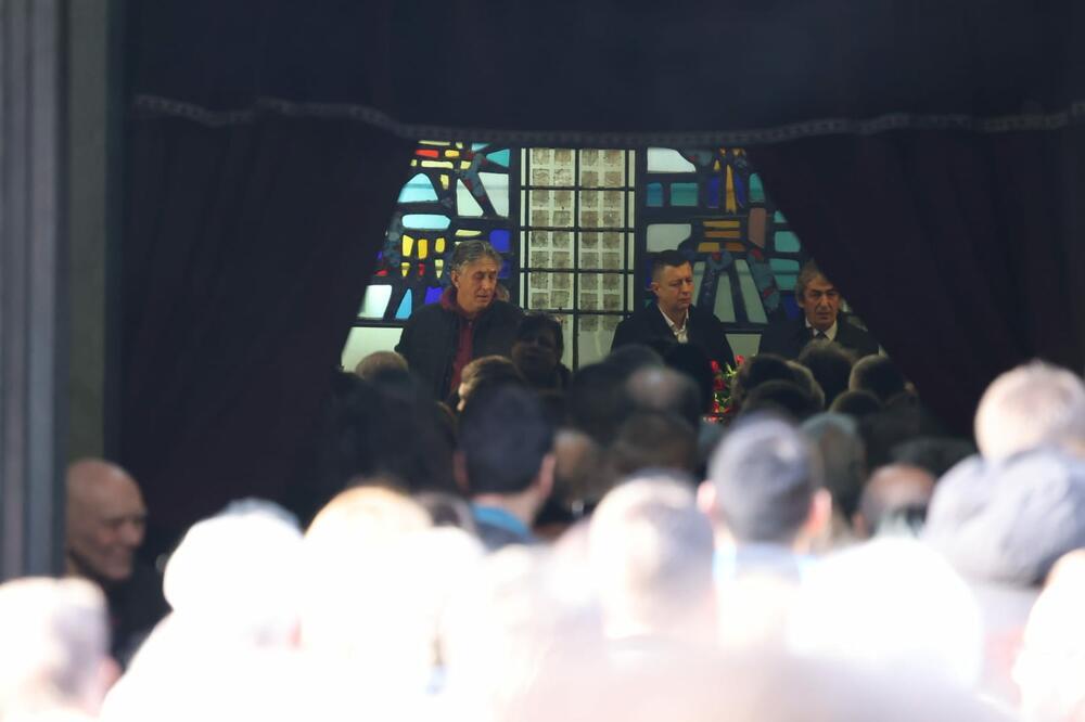 OVE PESME SE ČUJU NA ISPRAĆAJU ŽARKA LAUŠEVIĆA: Glumčev KLASNI DRUG došao da se ZAUVEK oprosti od njega