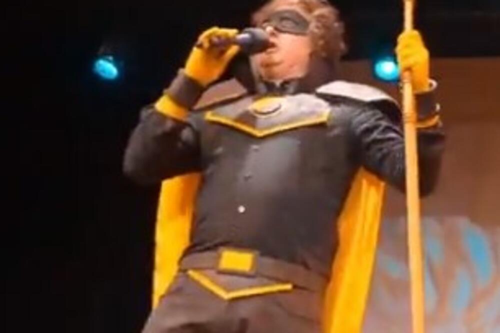 OVO SU SVI ISPADI NOVOG PREDSEDNIKA ARGENTINE: Mahao motornom testerom, oblačio se kao SUPERHEROJ... (VIDEO)