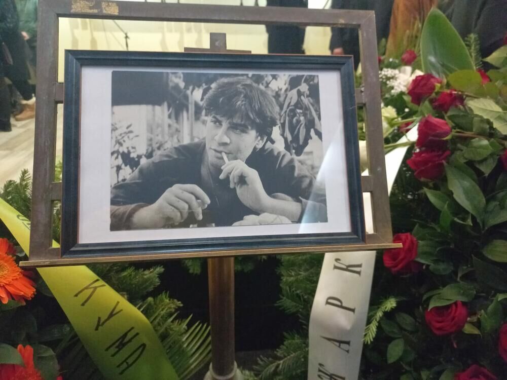 Pored pesme, kojom je ispraćen u večnu kuću veliku pažnju javnosti privukla je slika koju je porodica izabrala da stoji ispred kovčega