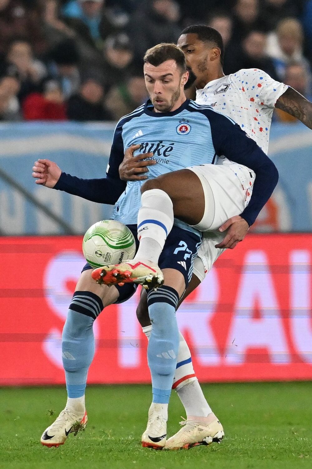 Aleksandar Čavrić u dresu Slovana iz Bratislave protiv Lila ove sezone