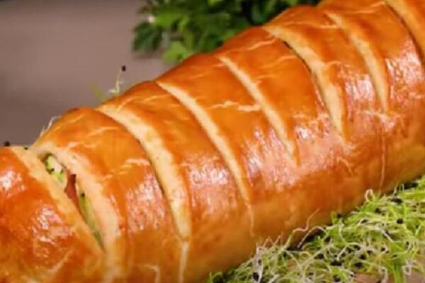 SLANI ROLAT SA ŠUNKOM I SIROM ZA NAJUKUSNIJE SLAVSKO PREDJELO: Lagan, kremast i sočan - za svačiji novčanik