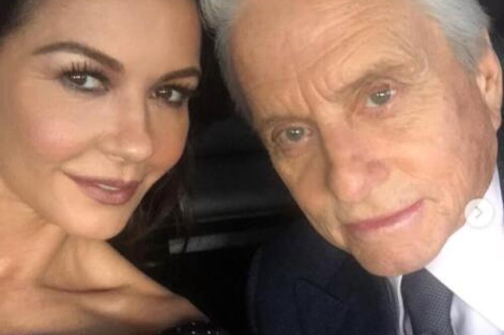 EVO ZBOG ČEGA SVI BRUJE O GLUMCU I NJEGOVOJ 25 GODINA MLAĐOJ PARTNERKI: Piletina se LEPI ZA PRSTE, ali i TRAJE